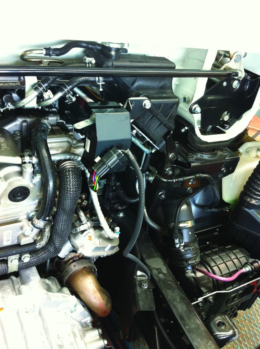 FUSO manuell gass, som monteres på baksiden av førerhuset, gjør det mulig å regulere motorturtallet og turtallet til ekstra kraftuttak.