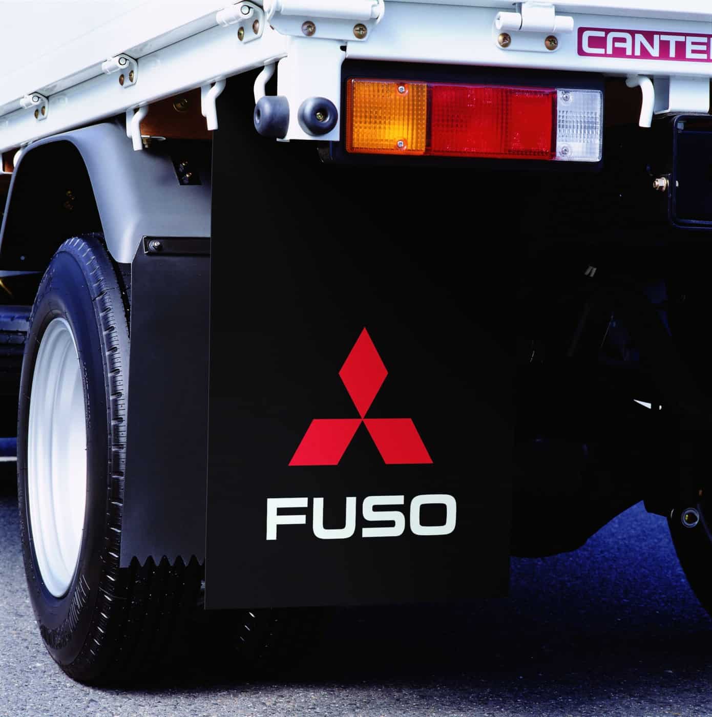 FUSO smussavviser beskytter kjøretøyet, passasjerene, andre kjøretøy og fotgjengere mot gjørme og tilsmussinger som dekkene virvler opp.