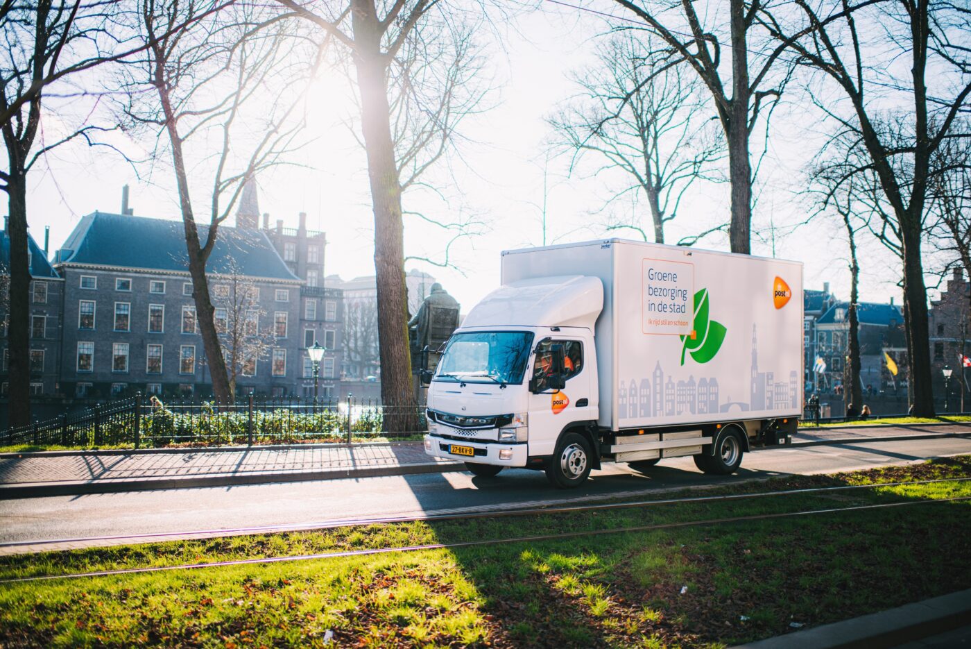 PostNL realiserer med sin helelektriske FUSO eCanter den ideelle versjonen av distribusjonstrafikk i sentrum – lokalt utslippsfritt og stille som en mus.