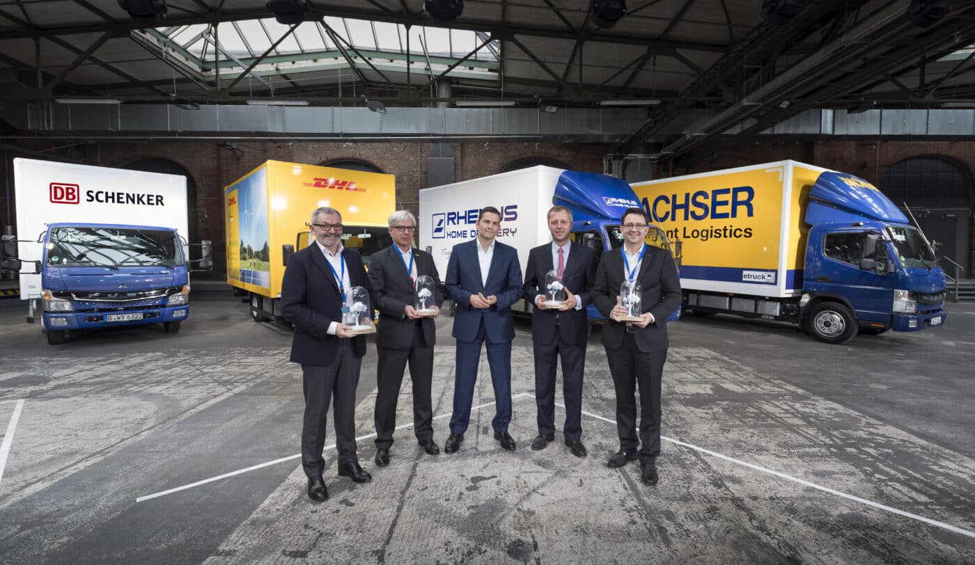 Den første helelektriske FUSO eCanter fra serieproduksjon som kom på veiene i Europa er nå i bruk for logistikkgigantene DHL, DB Schenker, Rhenus og Dachser.