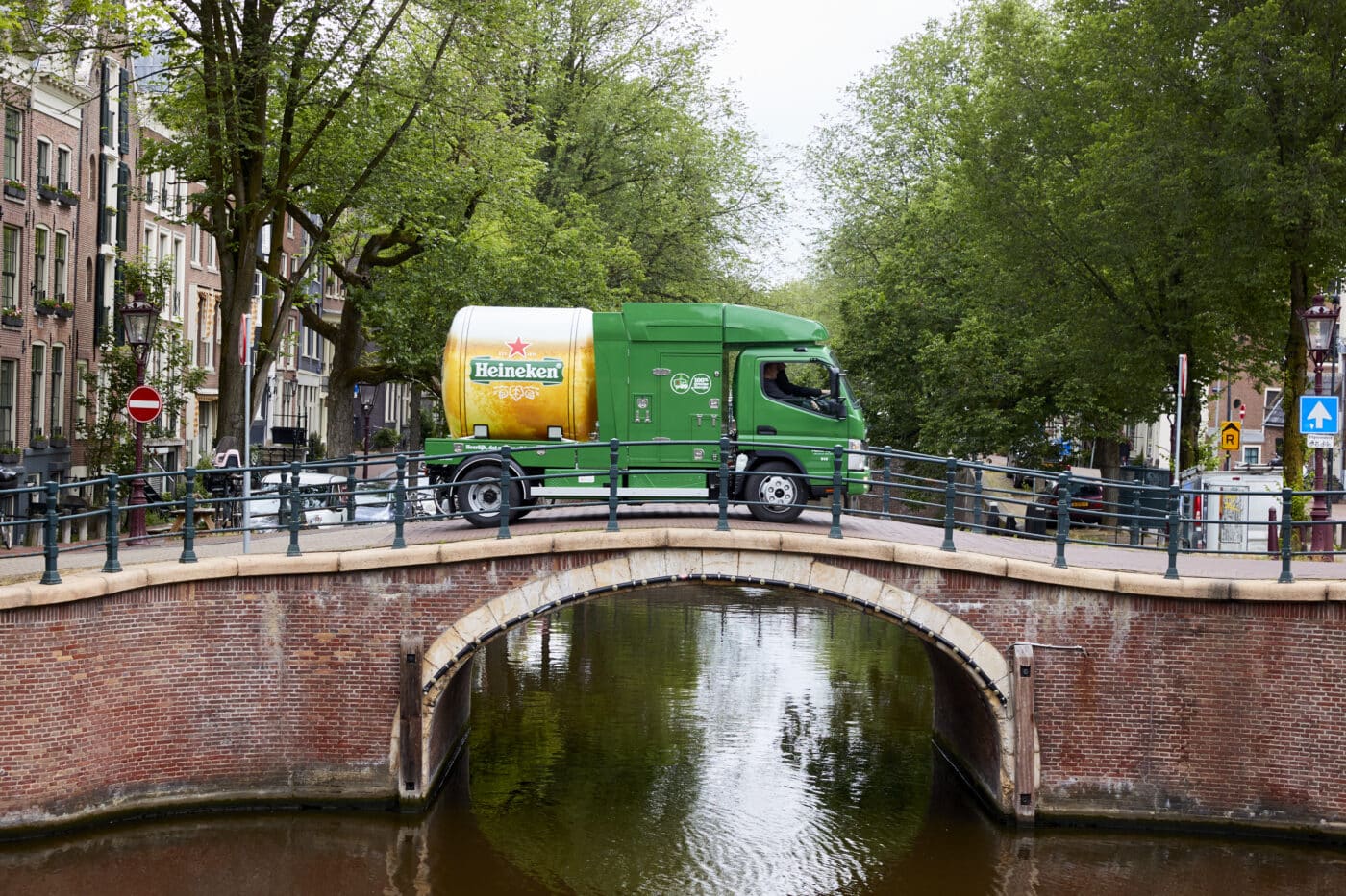 En helelektrisk FUSO eCanter med et spesielt tankbil-påbygg leverer Heineken-øl i Amsterdam med null utslipp og lavt støynivå.
