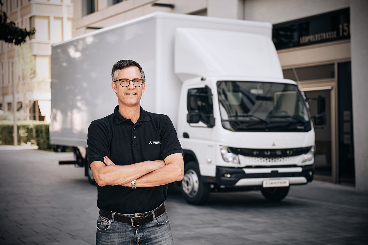 Med FUSO Europe fikk merket og Canter en ny distribusjonsorganisasjon i Tyskland for rundt 20 år siden som en del av Daimler Trucks. Erk Roennefarth, i dag markedsføringsleder & Produktmanagement Europa, har vært med siden den gang – og kan alt om eksotikk, pionerarbeid og Canter-kjærlighet.
