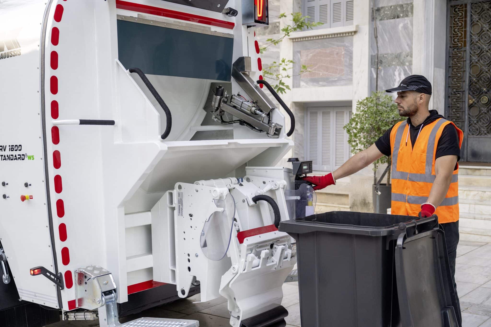 FUSO eCanter räumt auf: 89 batterieelektrische Lkw sammeln Abfall in Athen und ThessalonikiFUSO eCanter cleans up: 89 battery-electric trucks collect waste in Athens and Thessaloniki