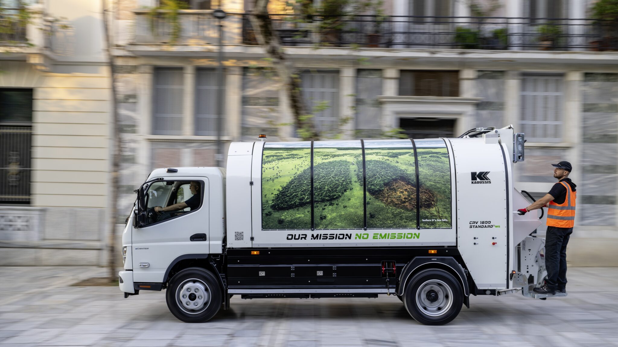 FUSO eCanter räumt auf: 89 batterieelektrische Lkw sammeln Abfall in Athen und ThessalonikiFUSO eCanter cleans up: 89 battery-electric trucks collect waste in Athens and Thessaloniki
