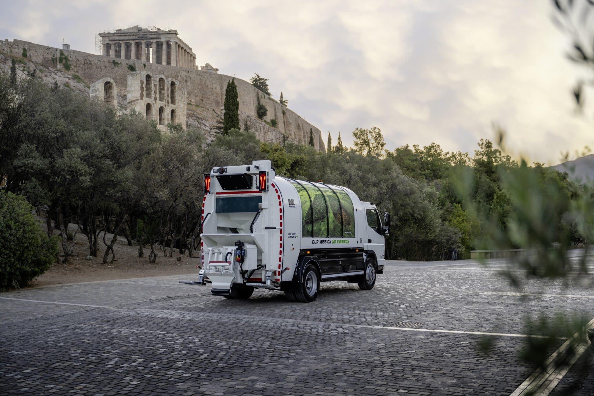 FUSO eCanter räumt auf: 89 batterieelektrische Lkw sammeln Abfall in Athen und ThessalonikiFUSO eCanter cleans up: 89 battery-electric trucks collect waste in Athens and Thessaloniki